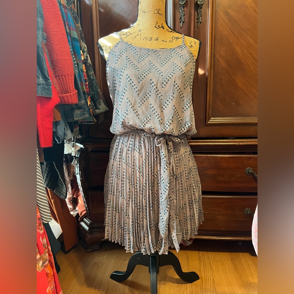 Sylvia & mado m/l pleated spaghetti strap dress